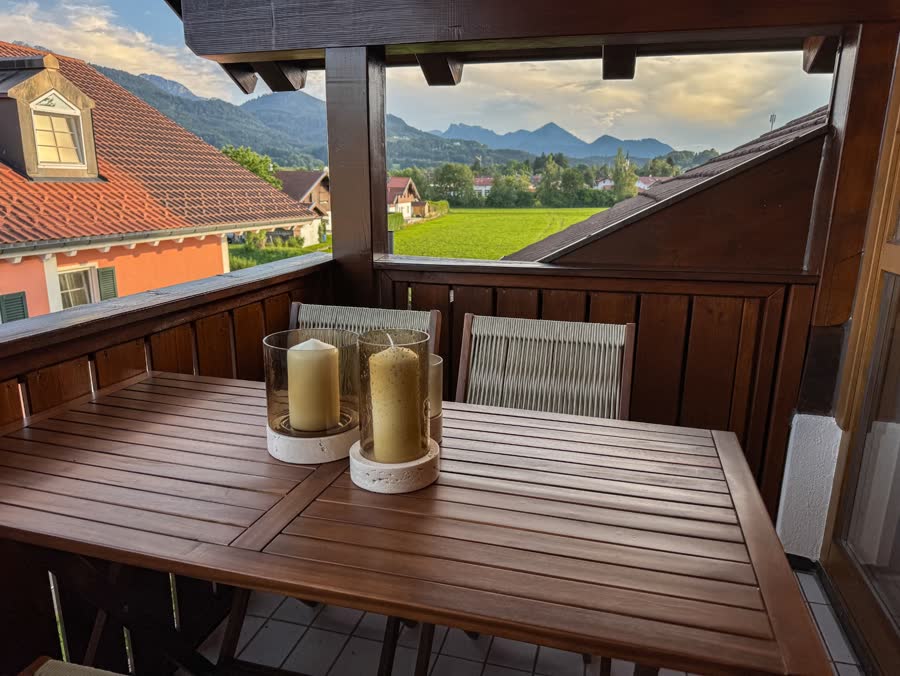 Gedeckter Tisch auf dem Südbalkon mit Bergpanorama