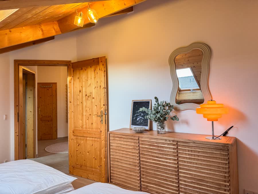 Zweites Schlafzimmer im warmen Abendlicht