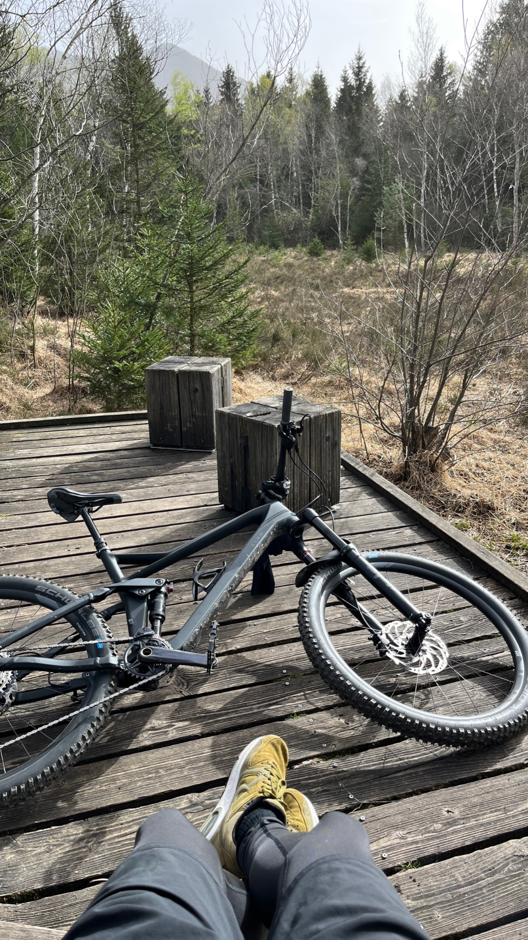 Mountainbike-Pause auf einem Holzsteg in den Kendlmühlfilzen
