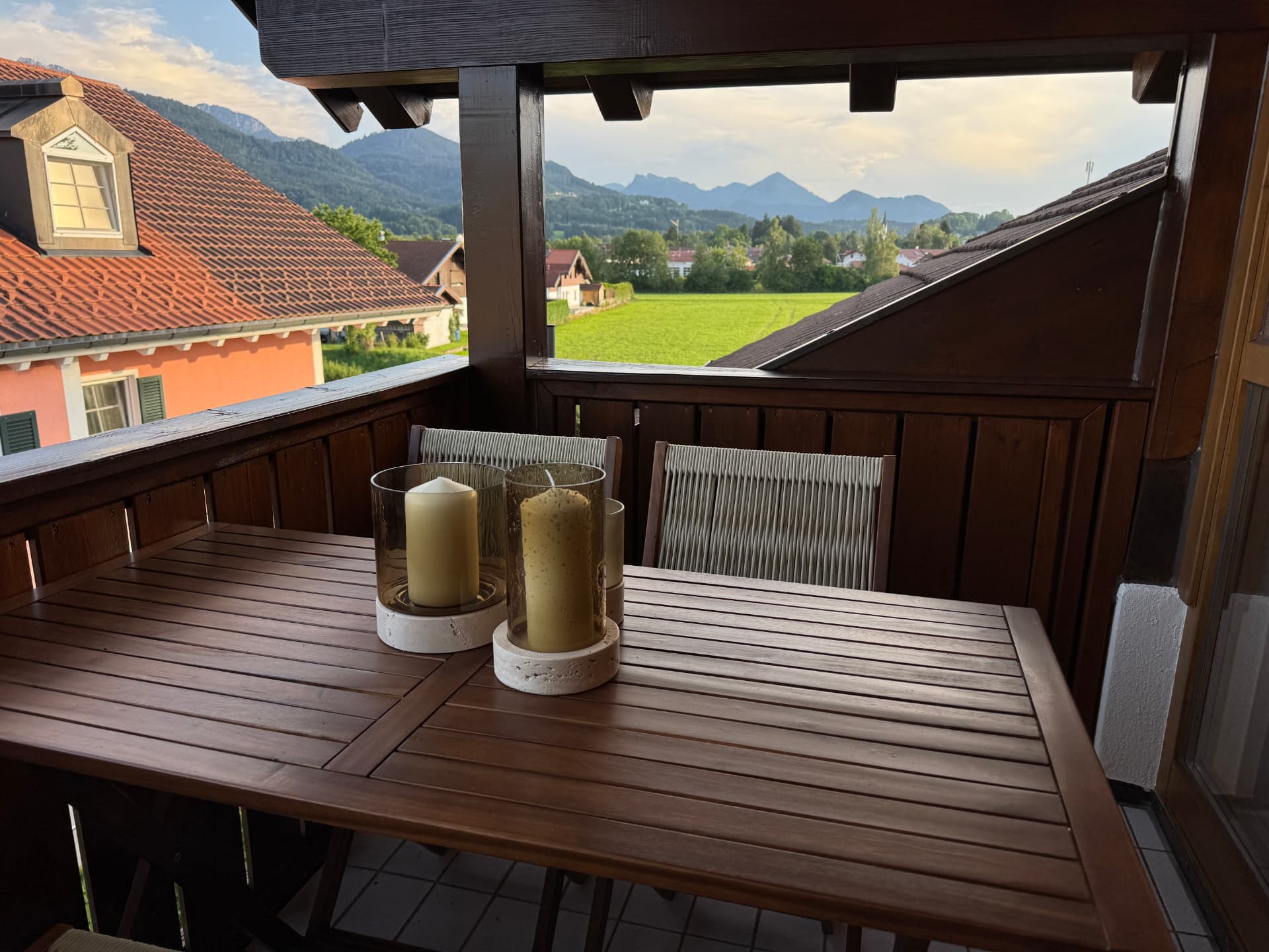 Gedeckter Balkontisch mit Kerzen und Bergpanorama