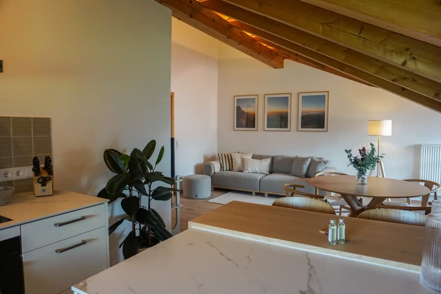 Wohnzimmer von der Küchentheke aus gesehen