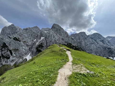 Weg über den Bergrücken im Chiemgau