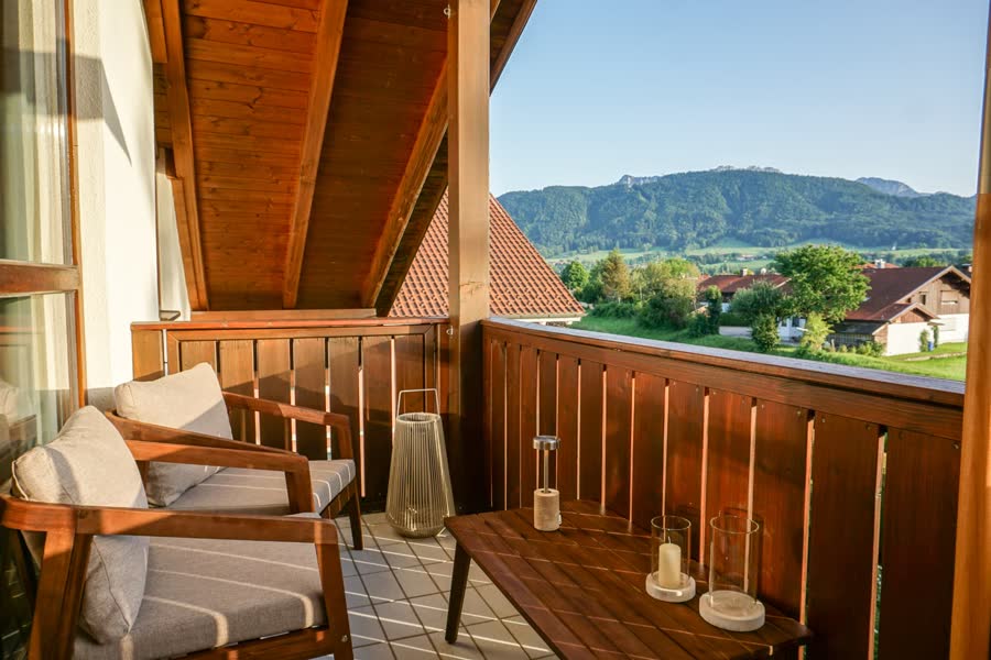 Westbalkon im Abendlicht mit Blick über die Wiesen