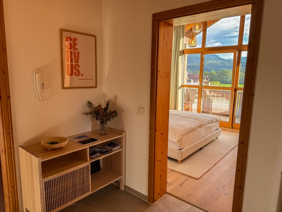 Blick durch den Flur in das sonnige Schlafzimmer