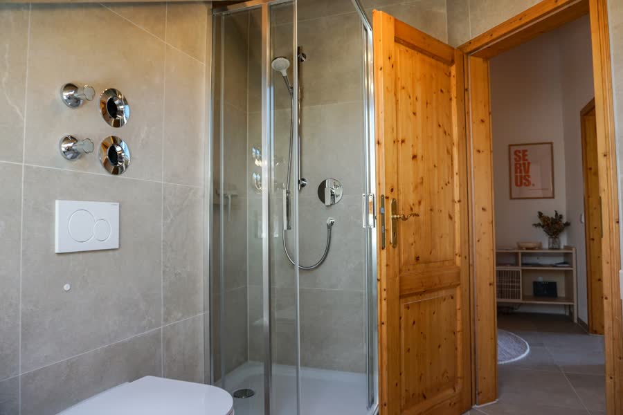Dusche mit Chromarmatur im Bad