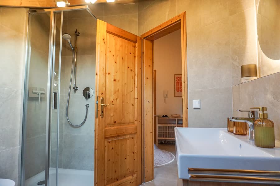 Bad mit Dusche und Tageslicht unter dem Dachfenster