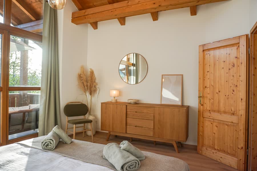 Schlafzimmer mit Blick auf die Chiemgauer Alpen am Morgen