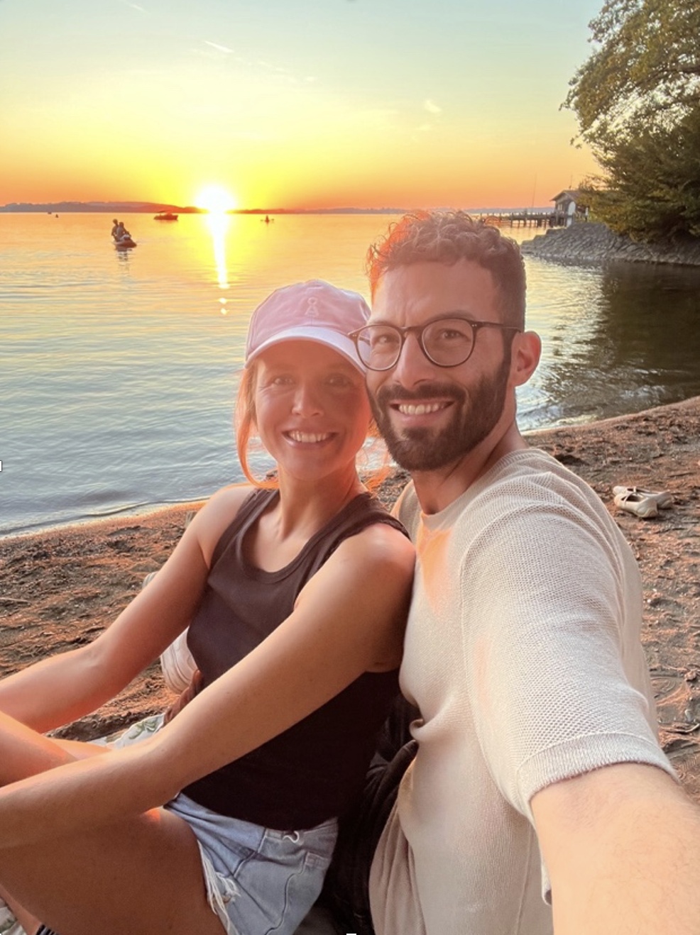 Johanna und Simon, die Gastgeber des Bergloft, bei Sonnenuntergang am Chiemsee
