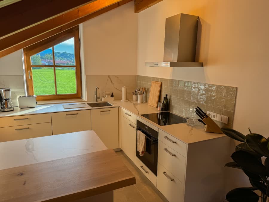 Küche mit Kochinsel und Blick auf die Berge