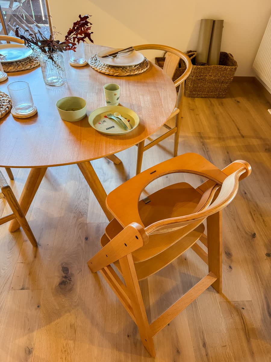 Hochstuhl aus Holz am runden Esstisch