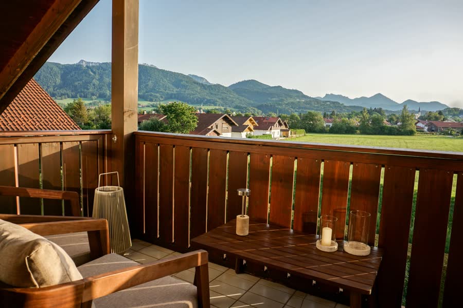 Westbalkon mit Loungemöbeln und weitem Blick in die Chiemgauer Berge
