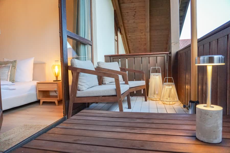 Balkon mit Laternen bei Dämmerung