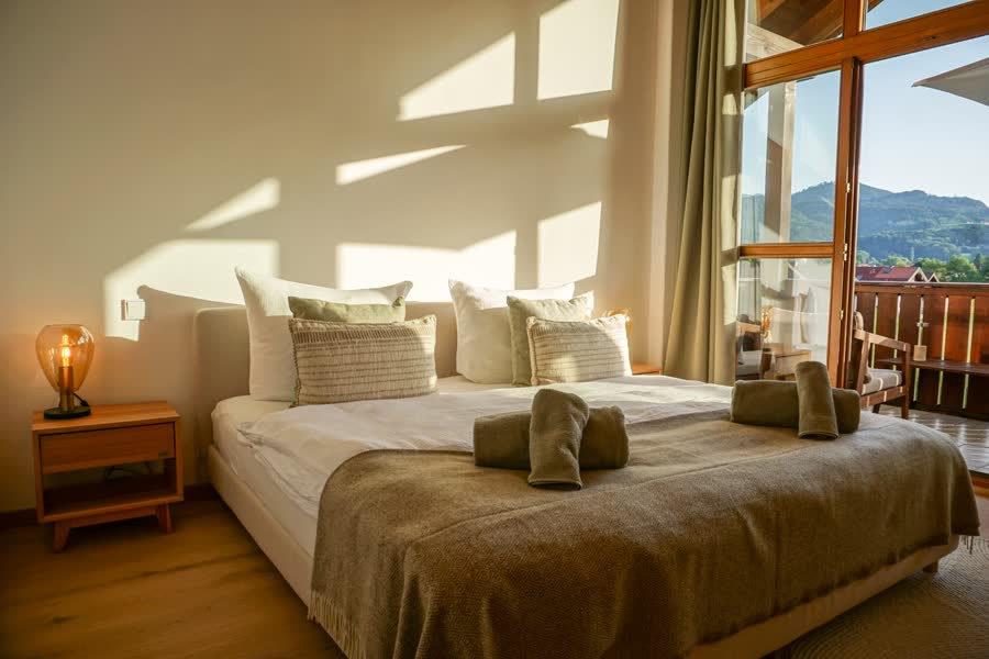 Sonnendurchflutetes Schlafzimmer mit Balkontür